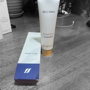 Resurface Refining Cleanser - White